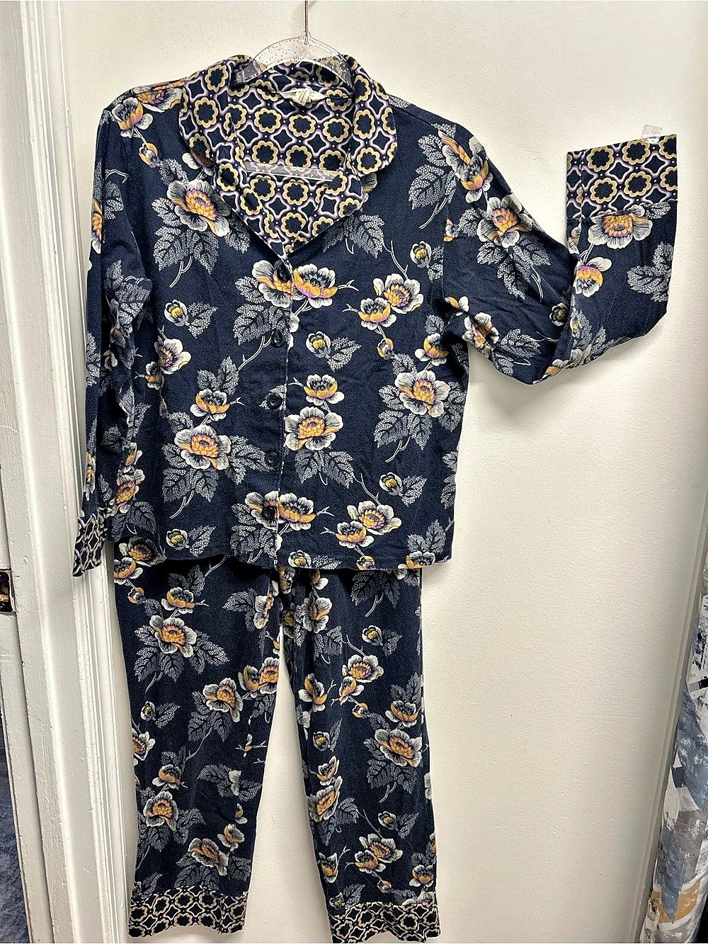 Vera Bradley mixed size S top M bottoms pajama set